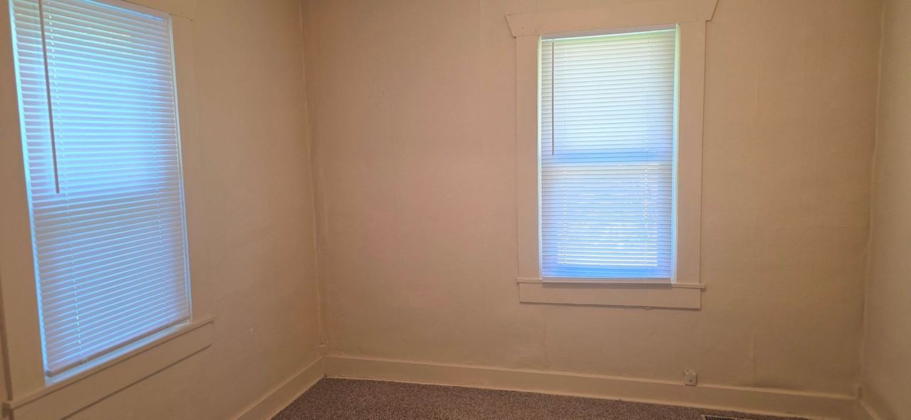 2106 W Walnut St - Photo 3 of 9