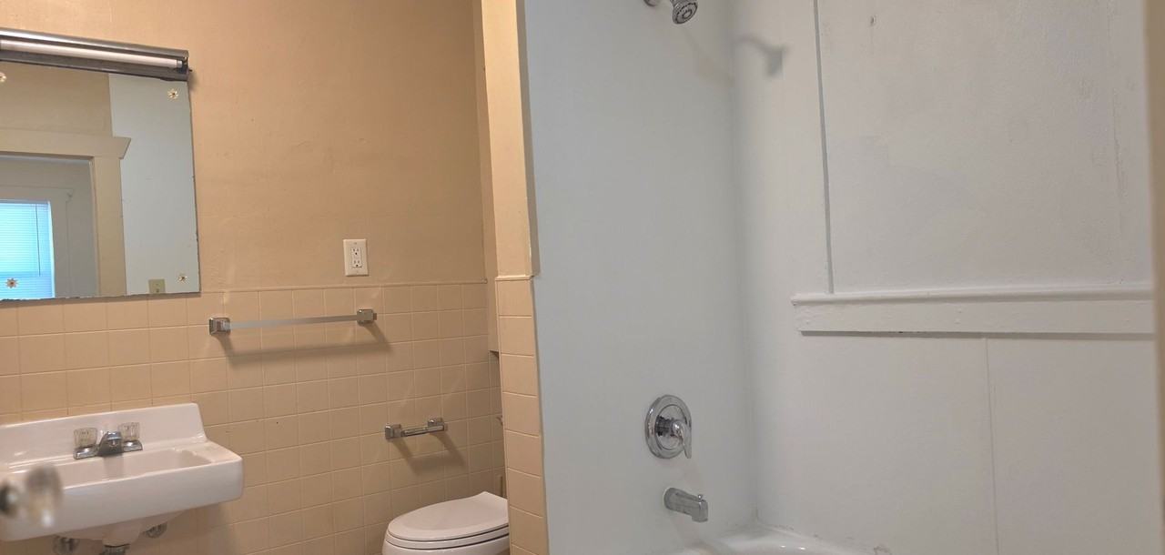 2106 W Walnut St - Photo 4 of 9