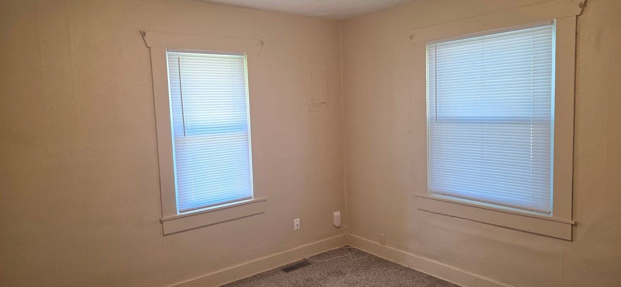 2106 W Walnut St - Photo 5 of 9