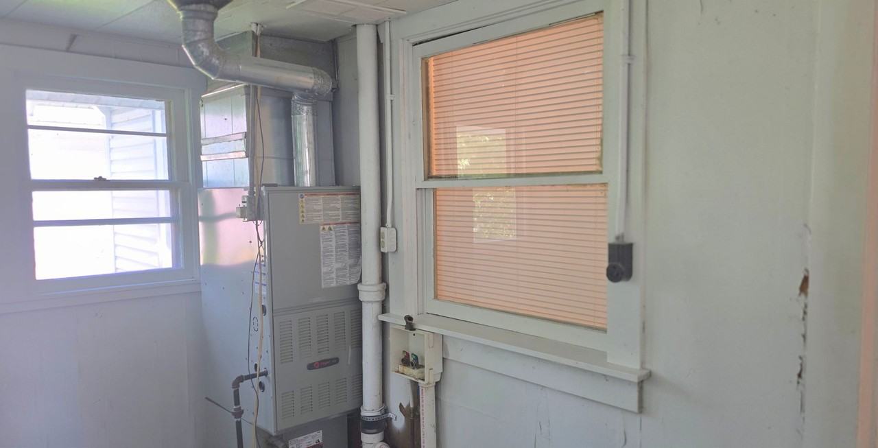 2106 W Walnut St - Photo 6 of 9