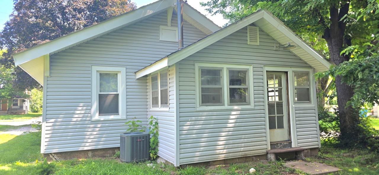 2106 W Walnut St - Photo 7 of 9
