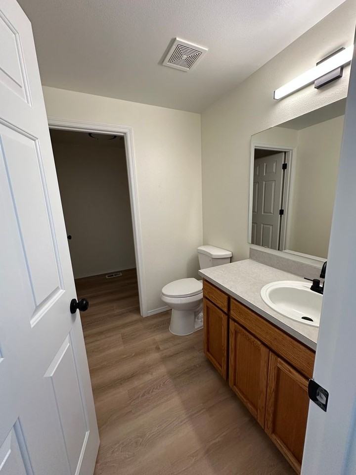 7602 Ne 52nd St - Photo 6 of 17