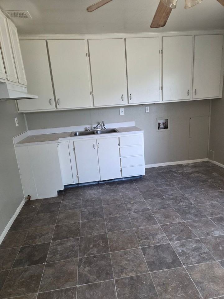 700 Mars St - Photo 2 of 10