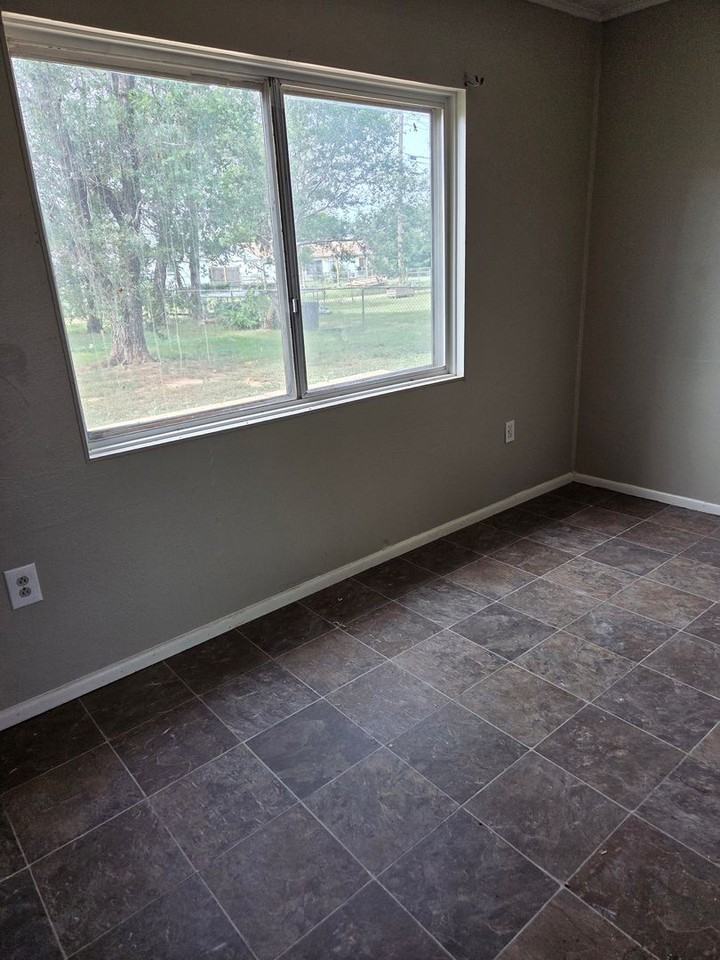 700 Mars St - Photo 3 of 10