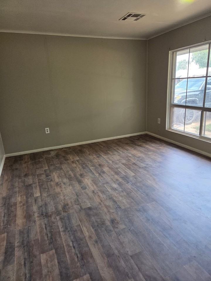 700 Mars St - Photo 4 of 10