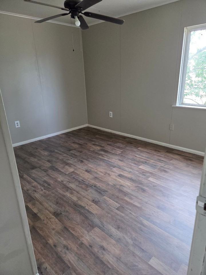 700 Mars St - Photo 7 of 10
