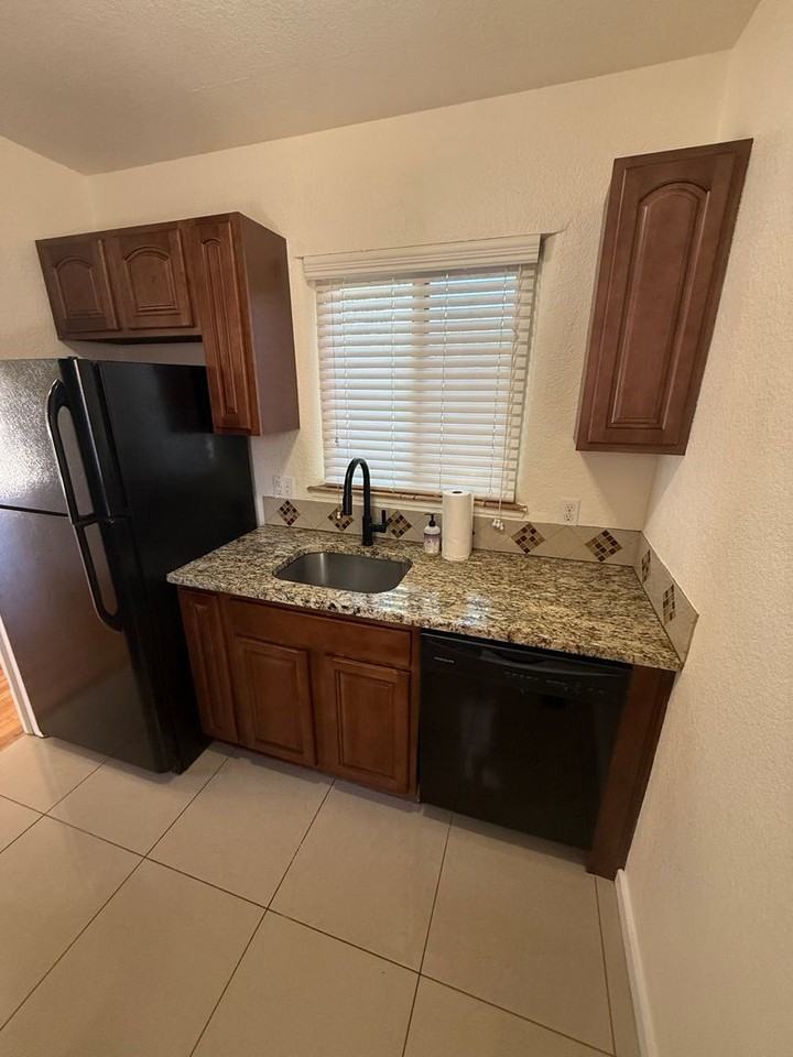5907 E 14th Ave - Photo 2 of 11