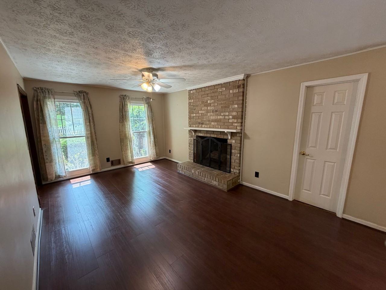 364 Regal Dr - Photo 4 of 22