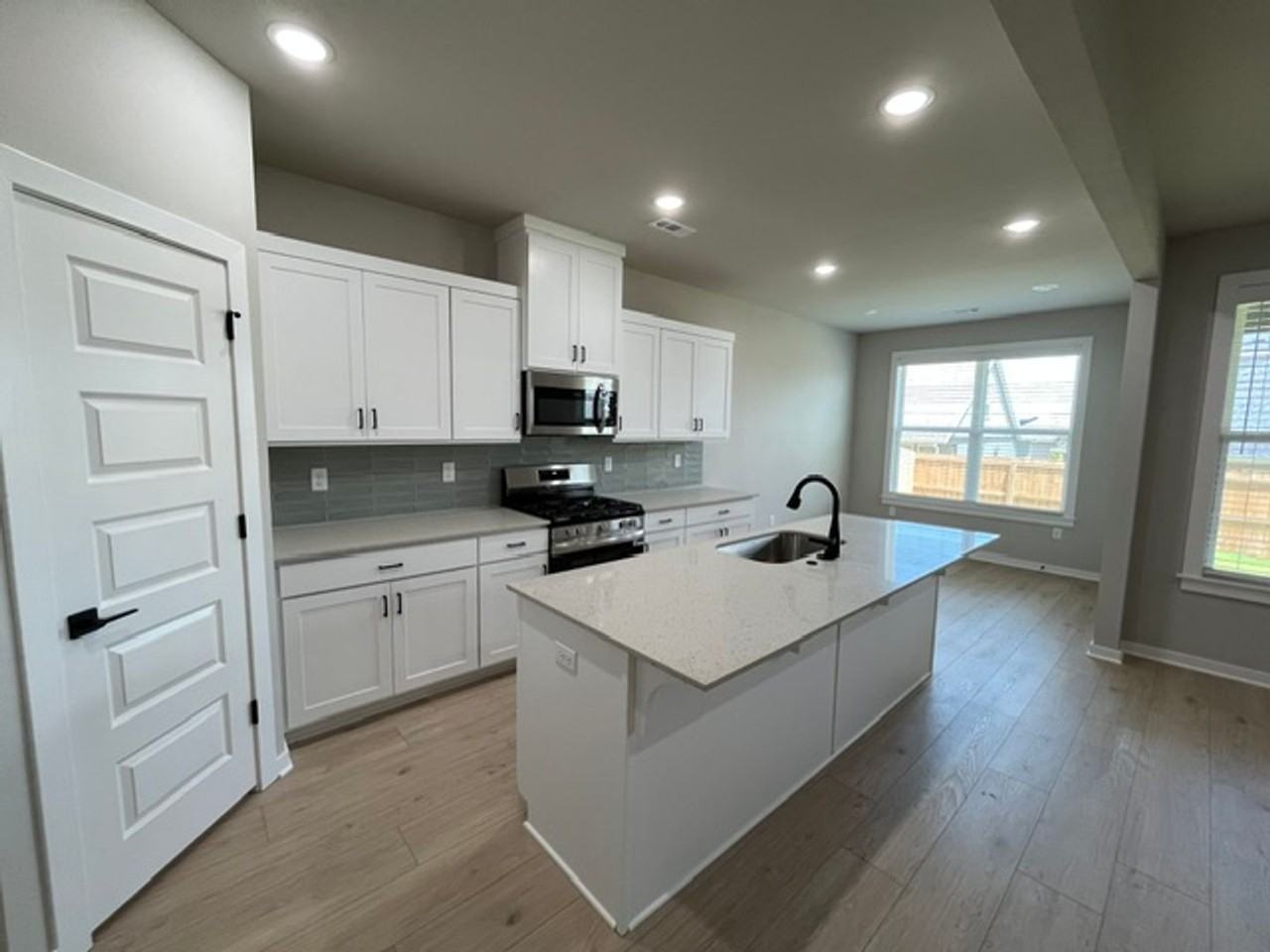 5910 Sw Chiefs Ave - Photo 3 of 14