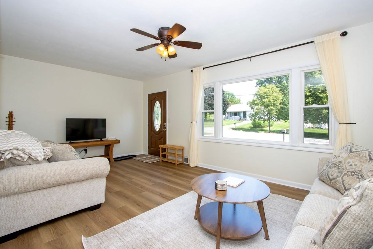 1720 W Hill Dr - Photo 3 of 28