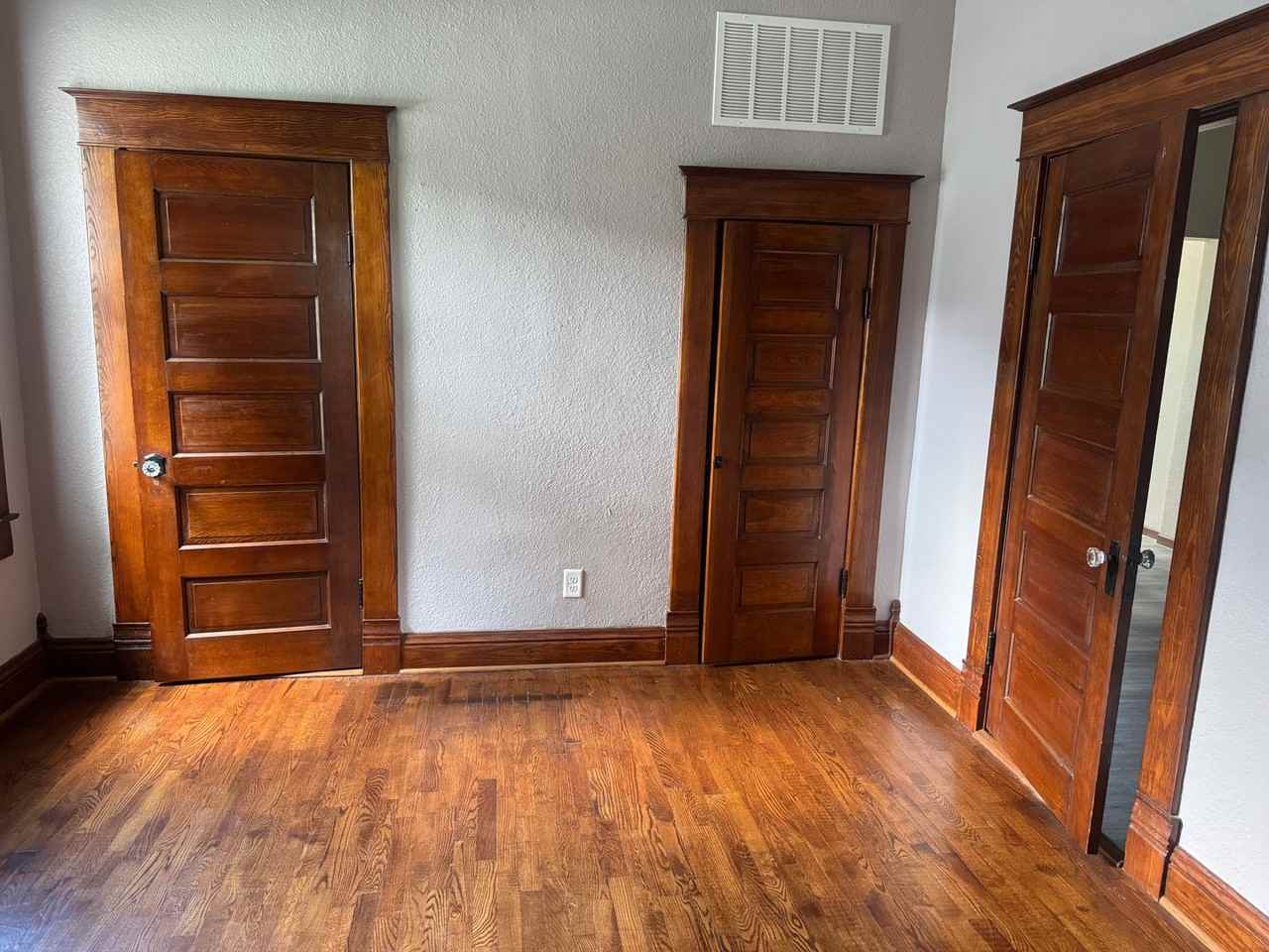 2707 Sacramento St - Photo 7 of 11