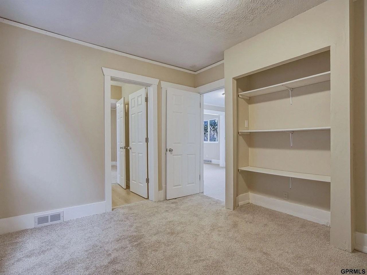 4413 Sprague St - Photo 4 of 18
