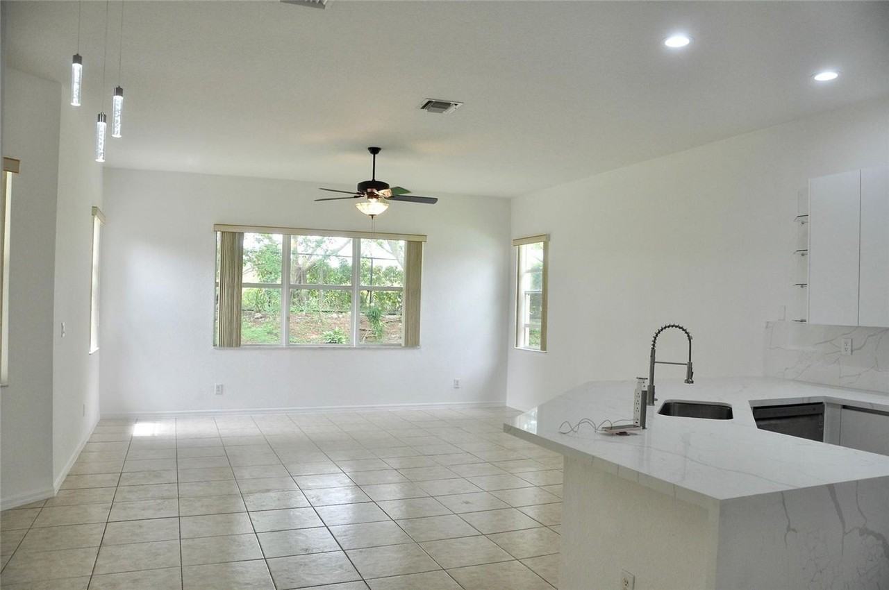 19496 S Whitewater Ave - Photo 2 of 12