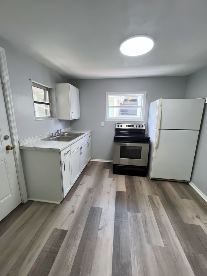 5617 10th St - Photo 6 of 9
