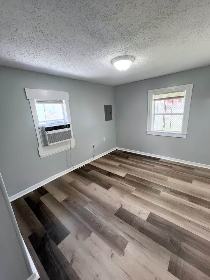 5617 10th St - Photo 7 of 9