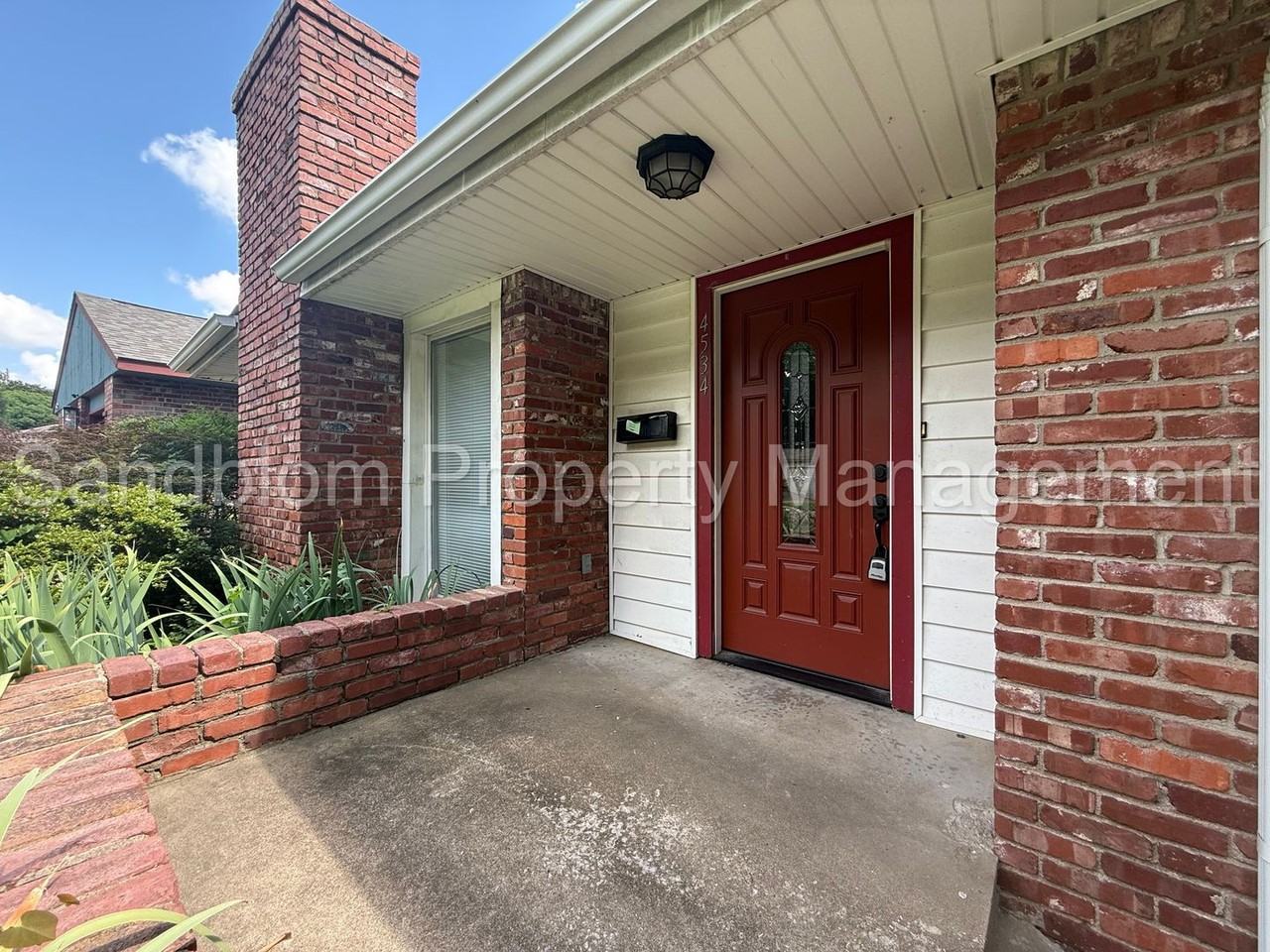 4534 E 39th St - Photo 3 of 25