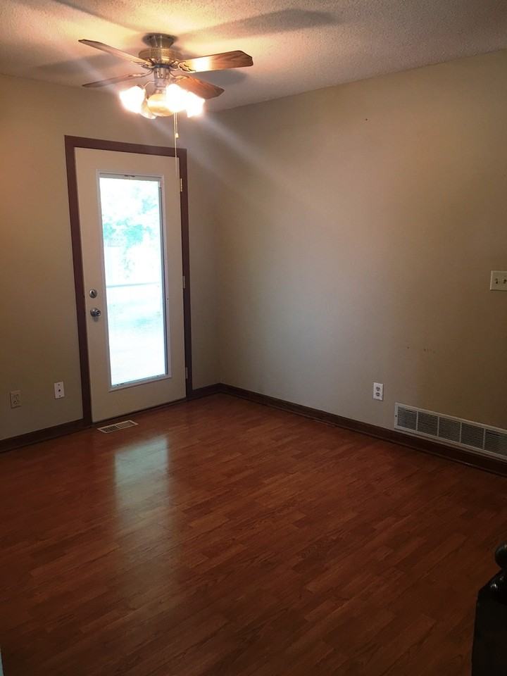 716 Washington Ct Nw - Photo 3 of 7
