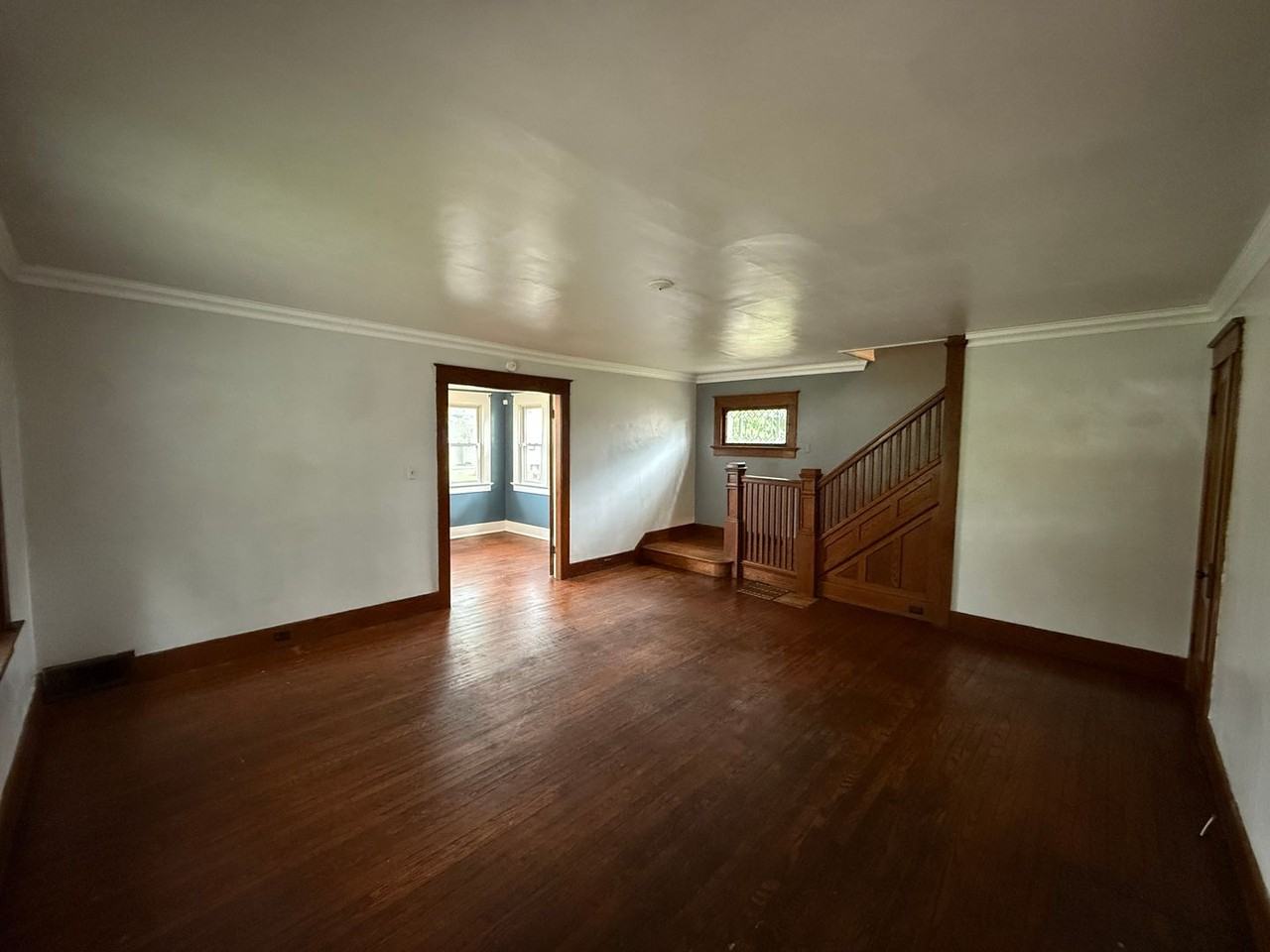 403 Englewood Ct - Photo 3 of 26