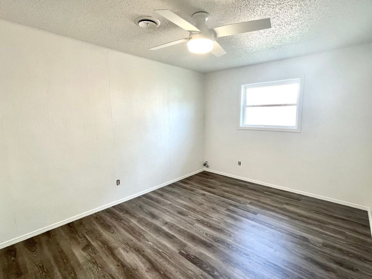 2115 W Emma Ave - Photo 4 of 12