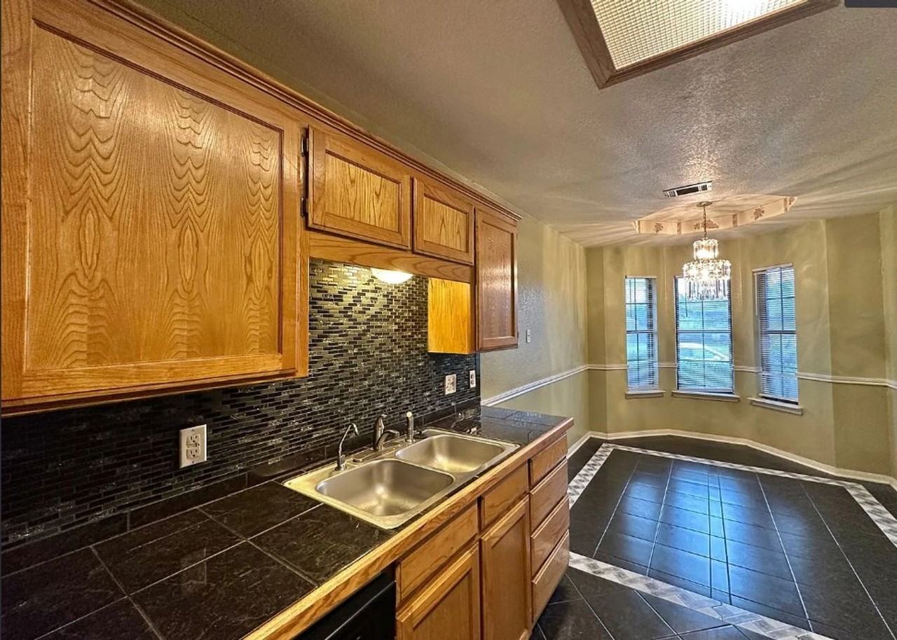 3805 Sawtooth Dr - Photo 4 of 11