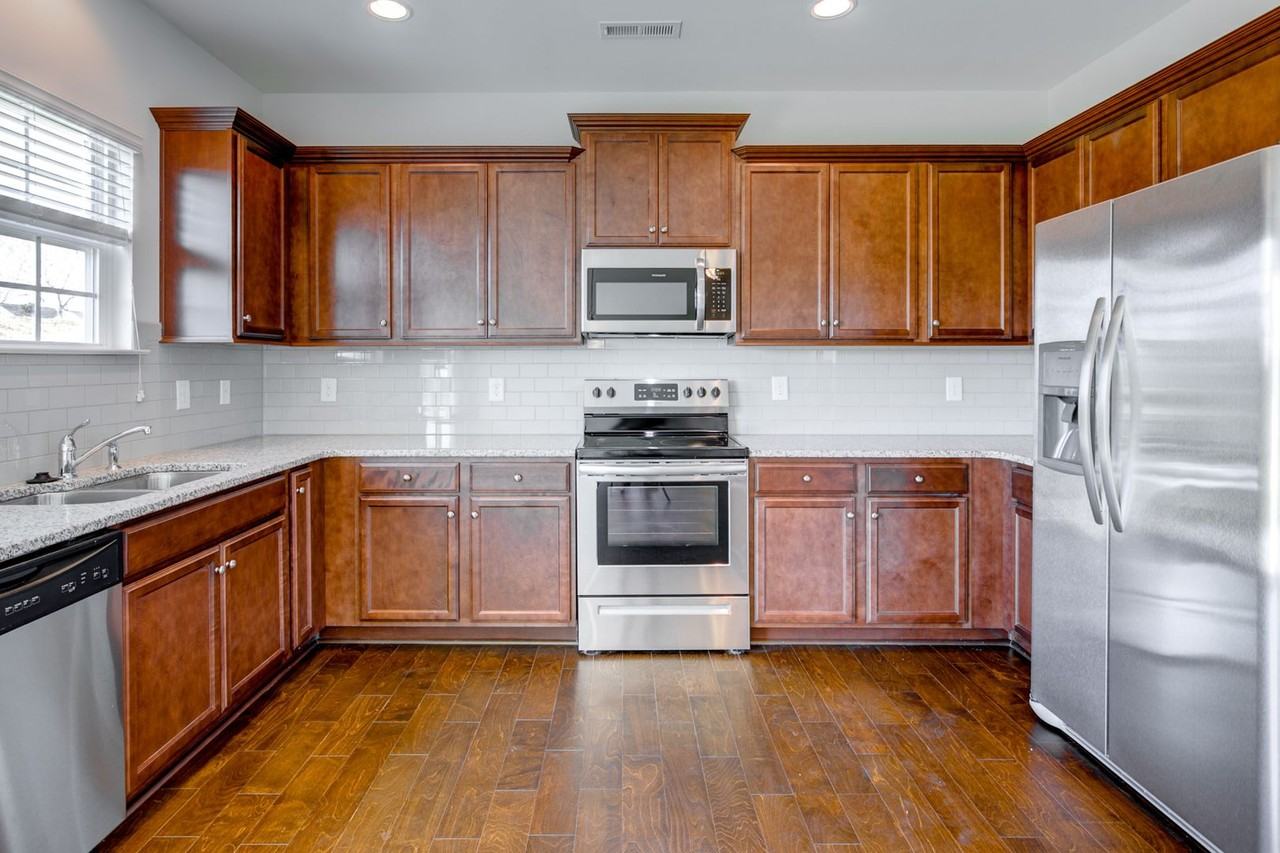 1171 Kerr St - Photo 4 of 27