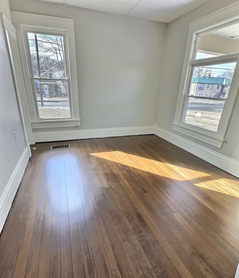 537 W 2nd St - Photo 5 of 7