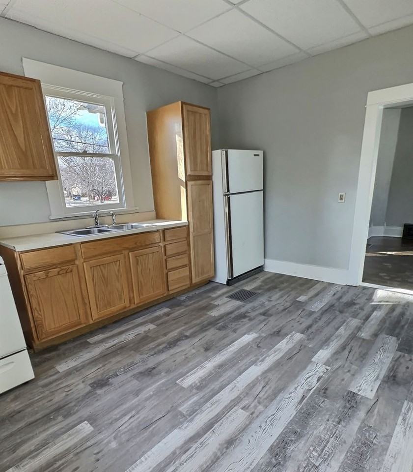 537 W 2nd St - Photo 6 of 7