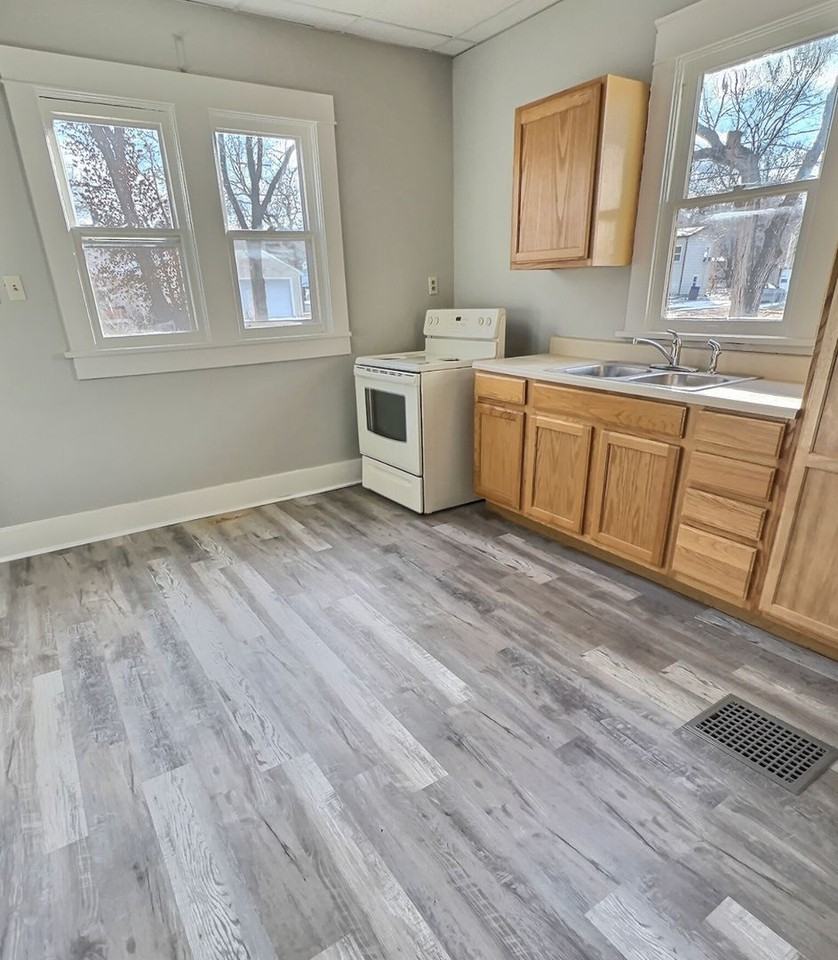 537 W 2nd St - Photo 7 of 7