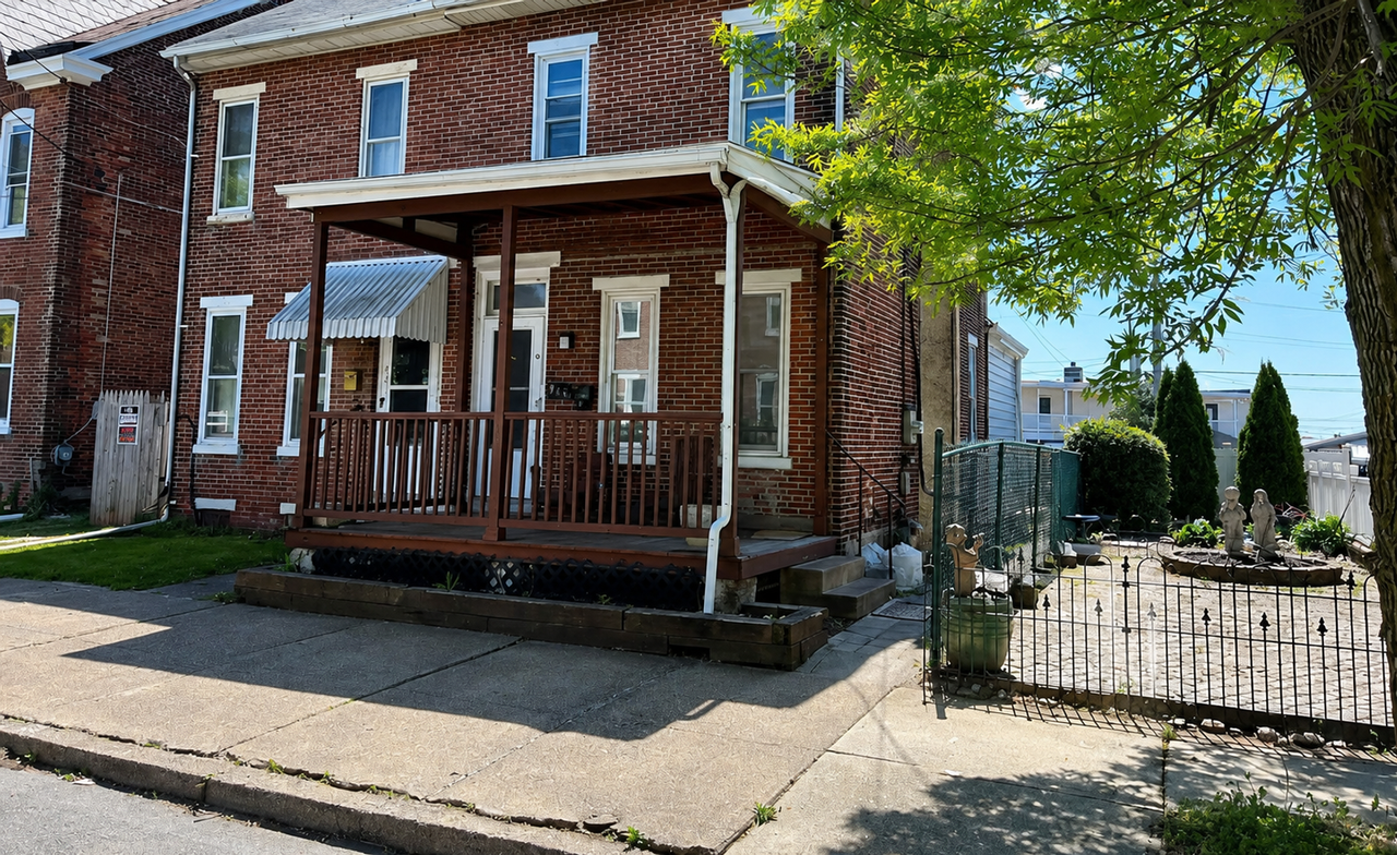 940 Queen St - Photo 2 of 2