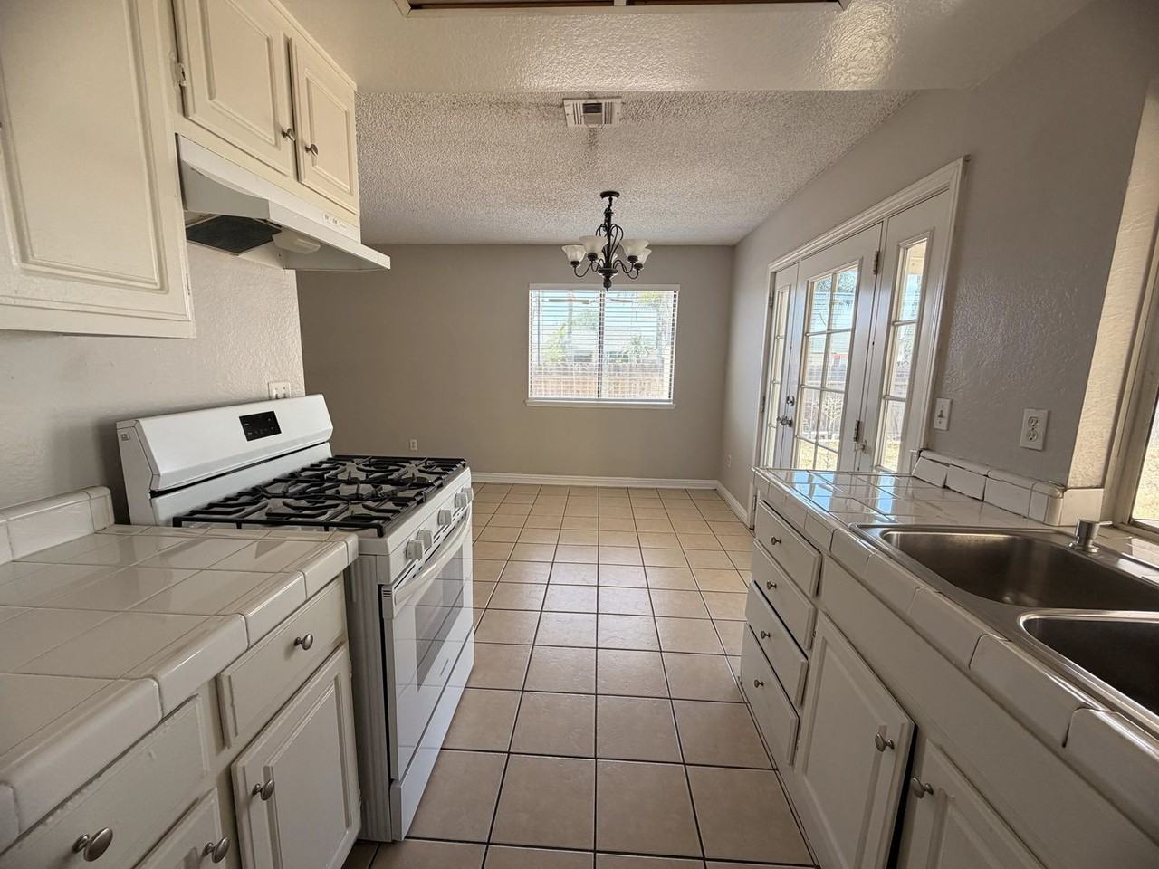 14243 Perham Ct - Photo 2 of 10