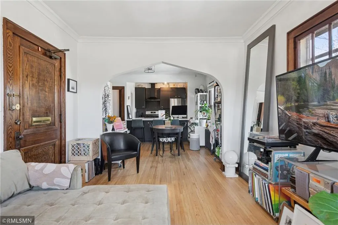 4224 Cedar Avenue South - Photo 3 of 18