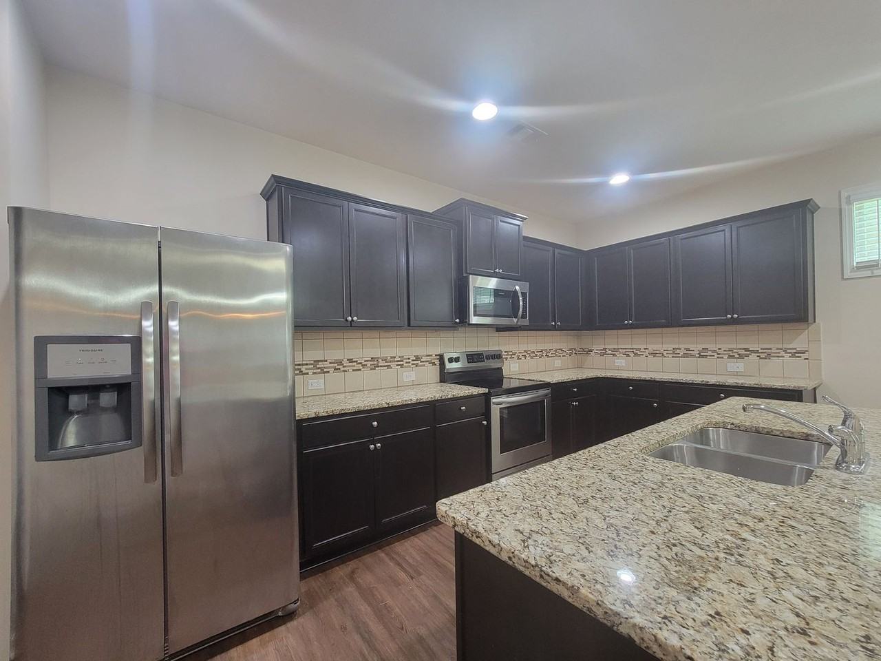 5150 Amberland Sq - Photo 4 of 19