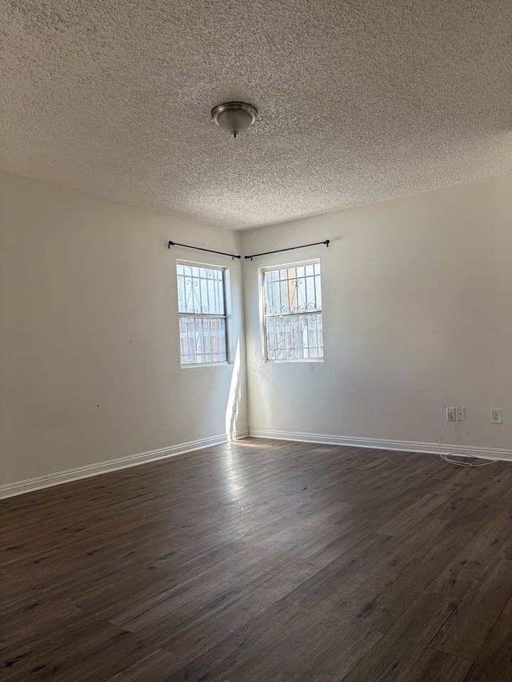 736 W Century Blvd