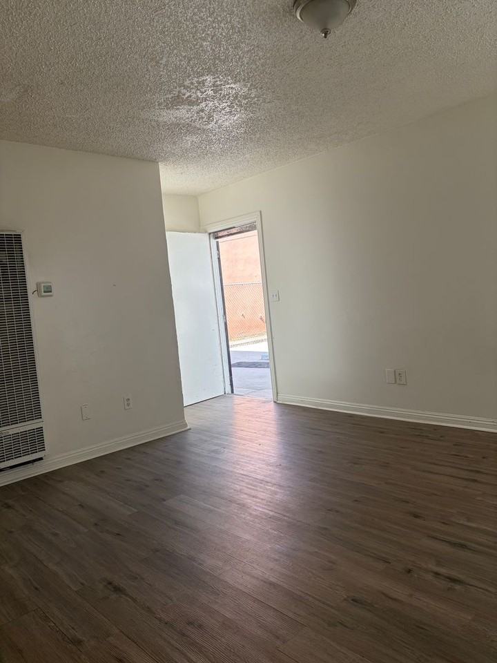 736 W Century Blvd - Photo 2 of 10