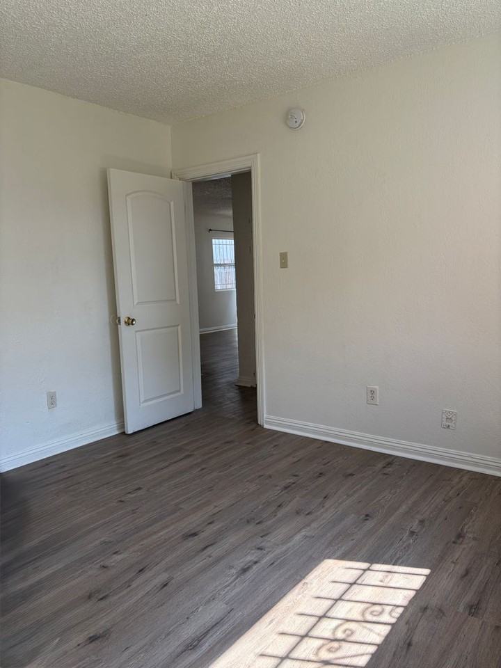 736 W Century Blvd - Photo 3 of 10