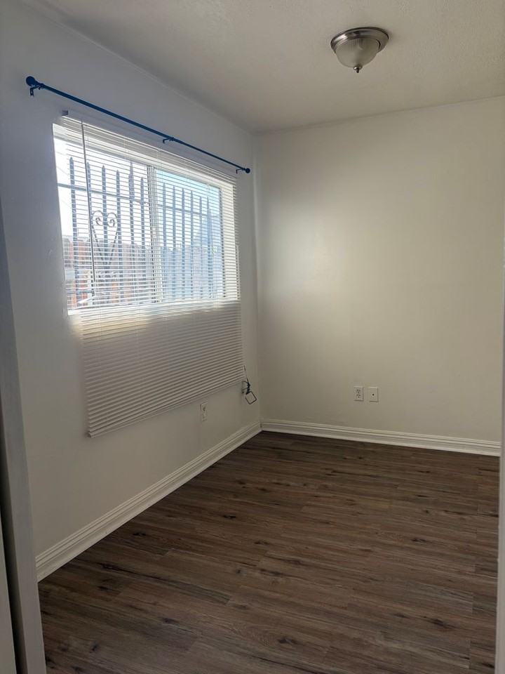 736 W Century Blvd - Photo 4 of 10