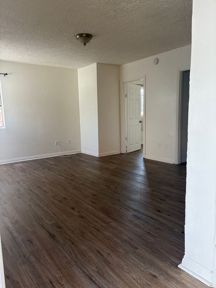 736 W Century Blvd - Photo 5 of 10