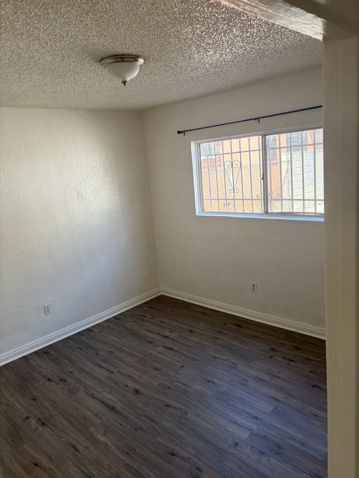 736 W Century Blvd - Photo 6 of 10