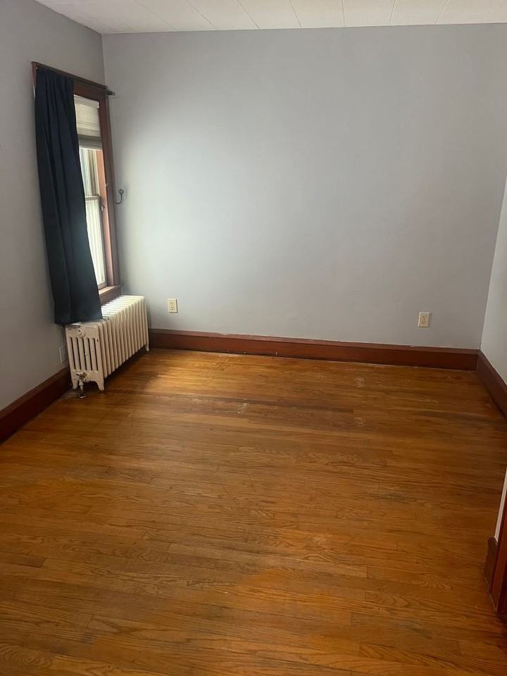 228 Shelburne Rd - Photo 3 of 10