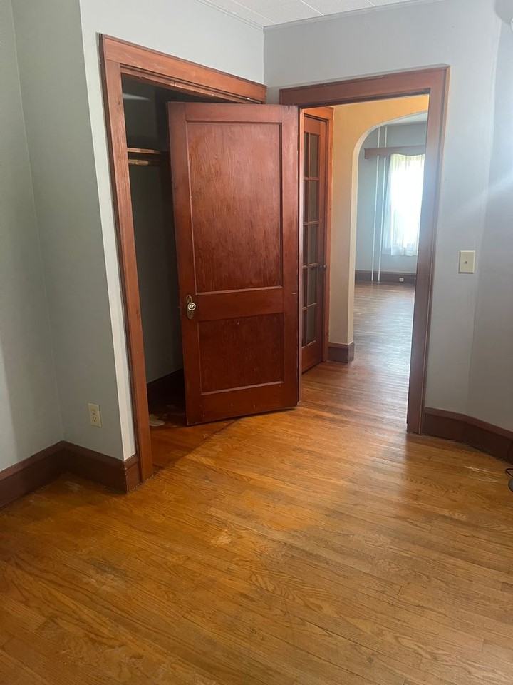 228 Shelburne Rd - Photo 4 of 10