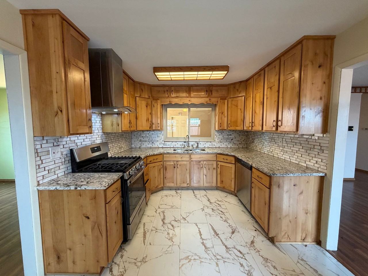 10912 Woodland Ave Ne - Photo 2 of 22