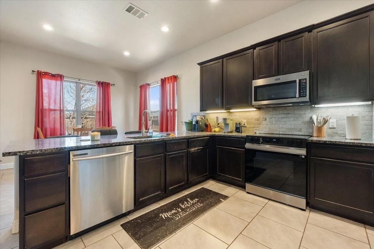 7038 95th St - Photo 2 of 15