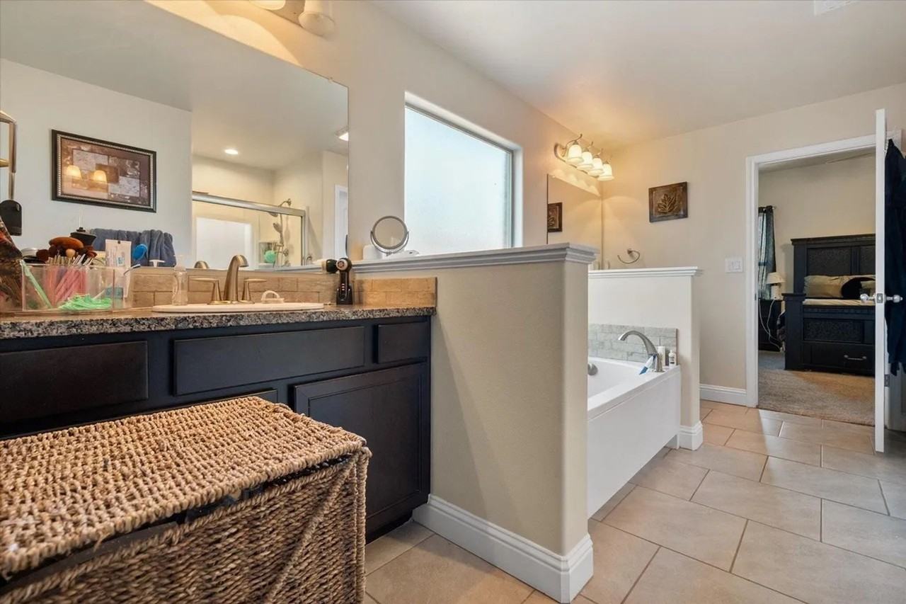 7038 95th St - Photo 4 of 15