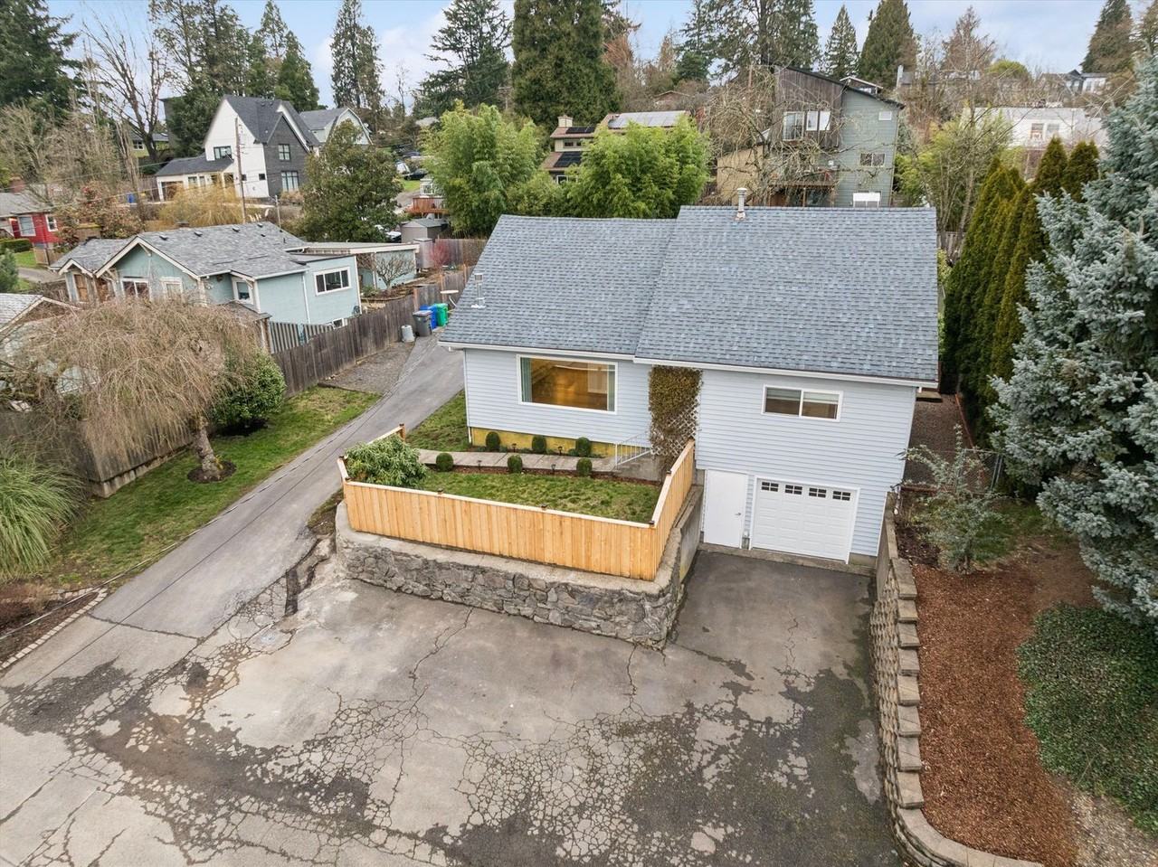 1831 Sw Evans St - Photo 2 of 46