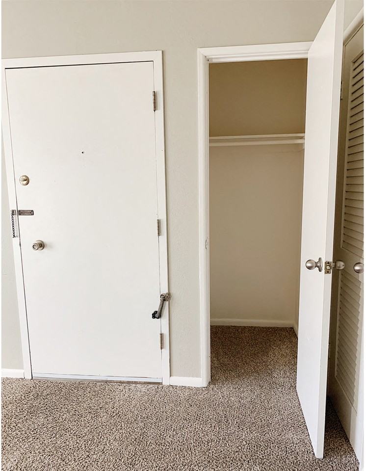 Oak Creek Apartments - Photo 4 of 23