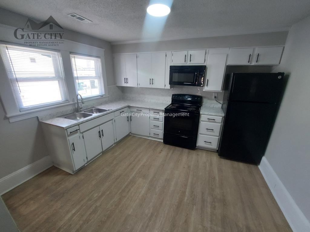 1105 Adams St - Photo 2 of 17