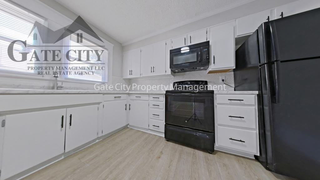 1105 Adams St - Photo 3 of 17
