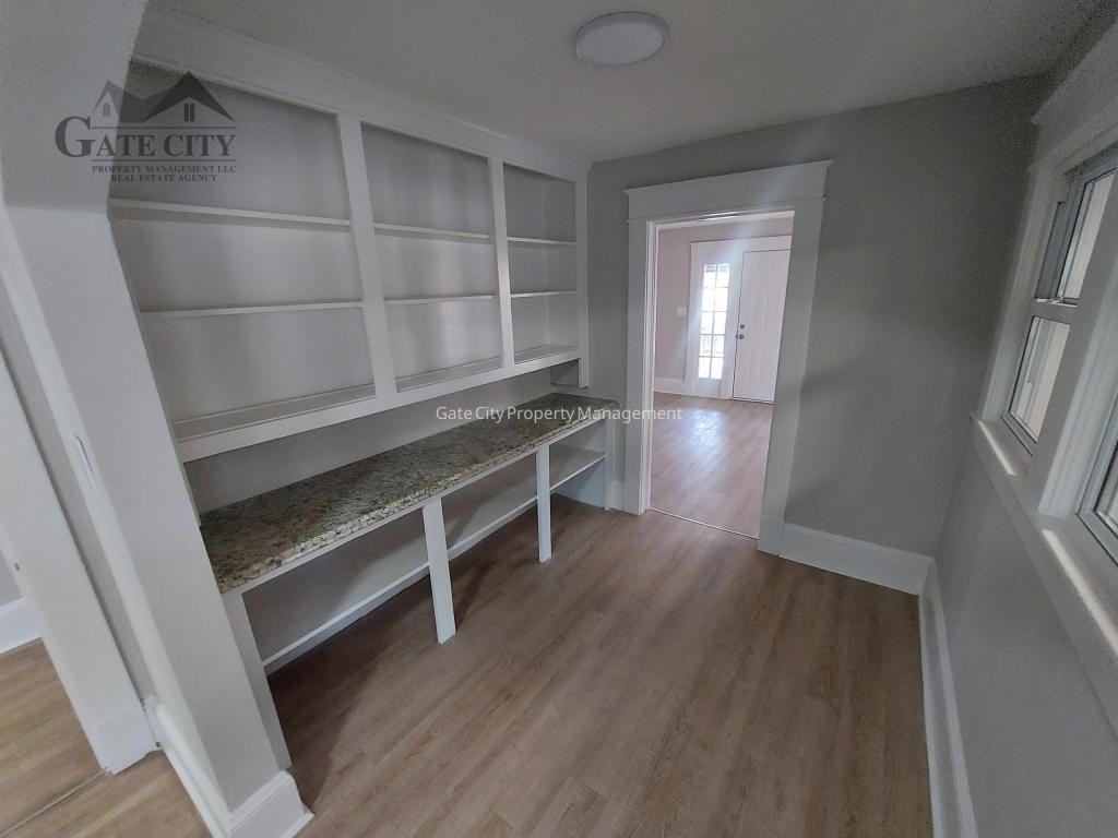 1105 Adams St - Photo 4 of 17