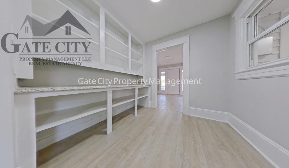 1105 Adams St - Photo 5 of 17