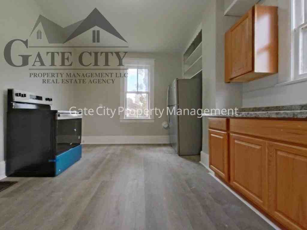 1006 Holton Pl Apt B - Photo 3 of 9